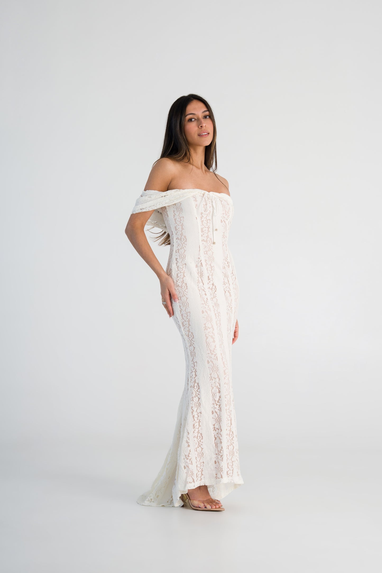 Robe longue en dentelle à épaules dénudées