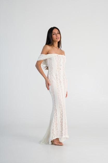 Robe longue en dentelle à épaules dénudées