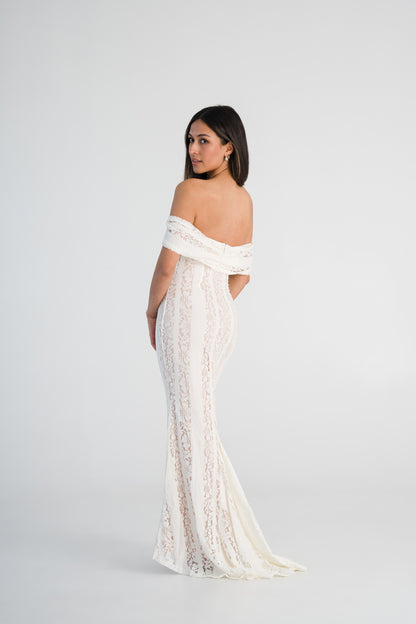 Robe longue en dentelle à épaules dénudées
